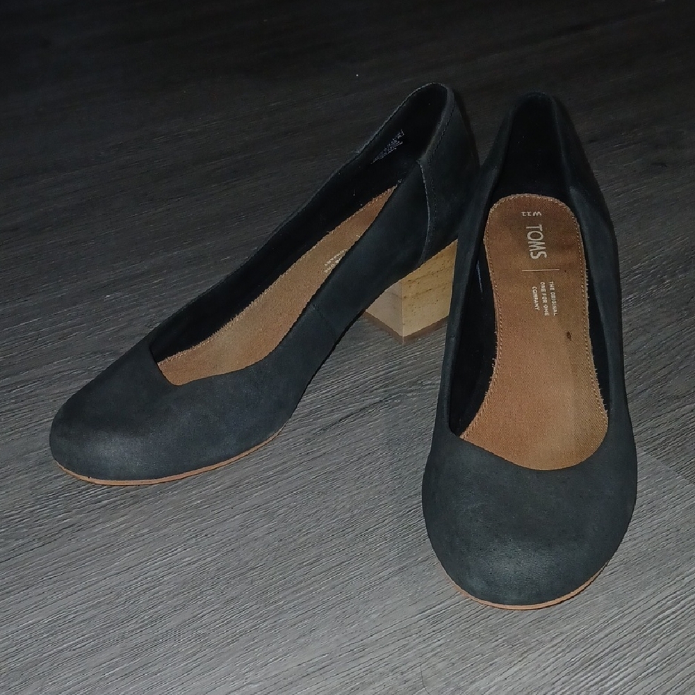 TOMS Beverly Black Leather Pumps  Sz 11 EUC worn once